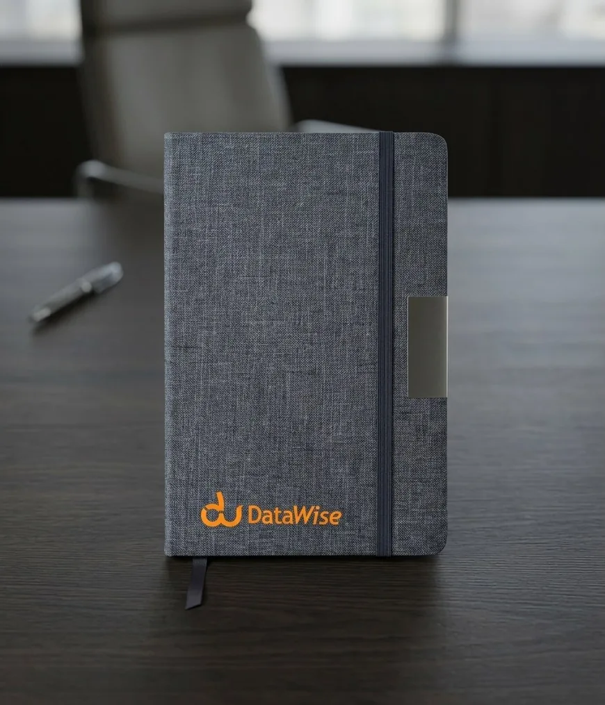 Cuaderno de tela gris con logo DataWise