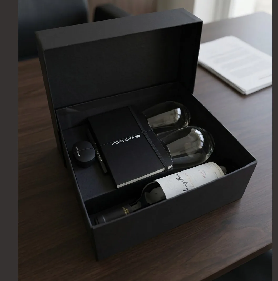 Kit premium Norviska: cuaderno, vino y copas en caja rígida